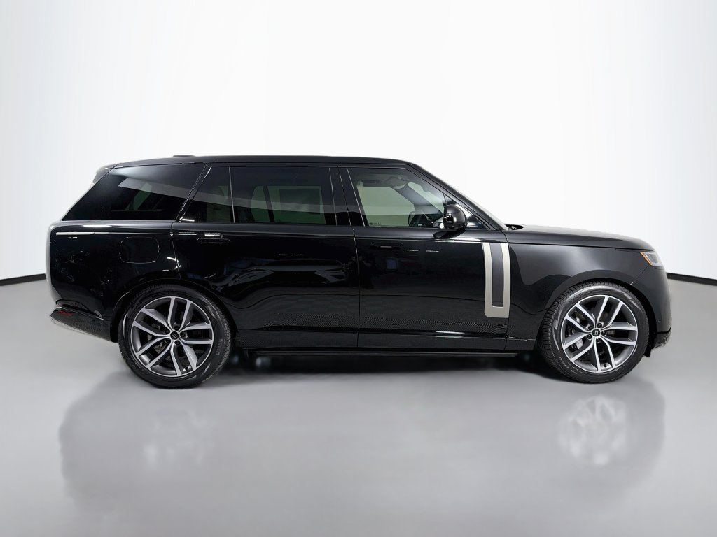 New 2027 Santorini Black Land Rover SE image 4