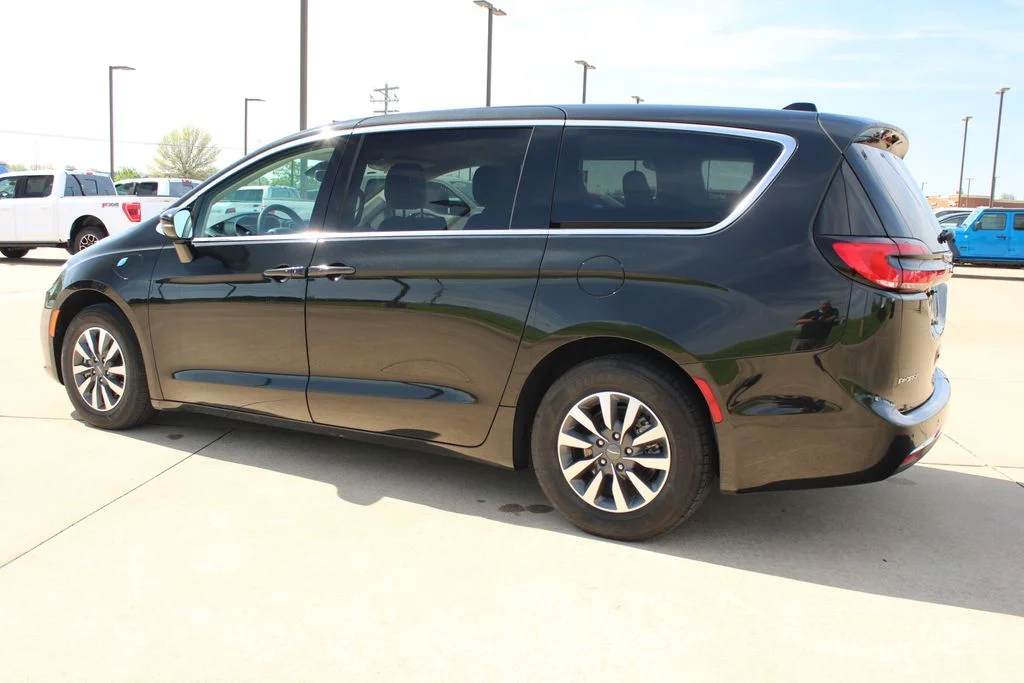 Used 2024 Black Chrysler Select image 16