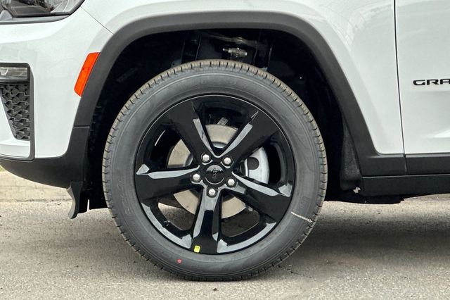 New 2026 Bright White Clear-Coat Exterior Paint Jeep Limited image 25