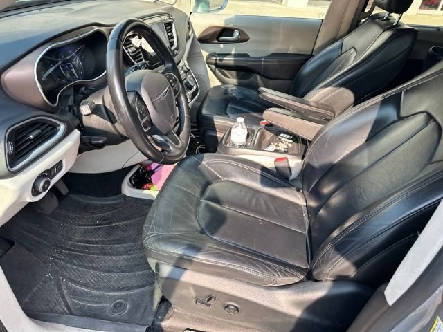 Used 2017 Silver Chrysler Touring L image 5