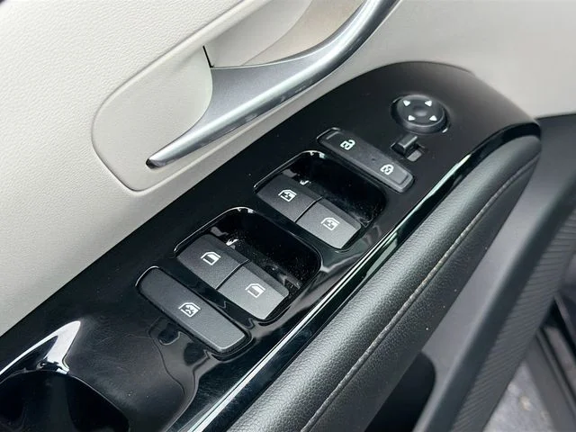 Used 2022 Black Hyundai SEL Convenience image 17