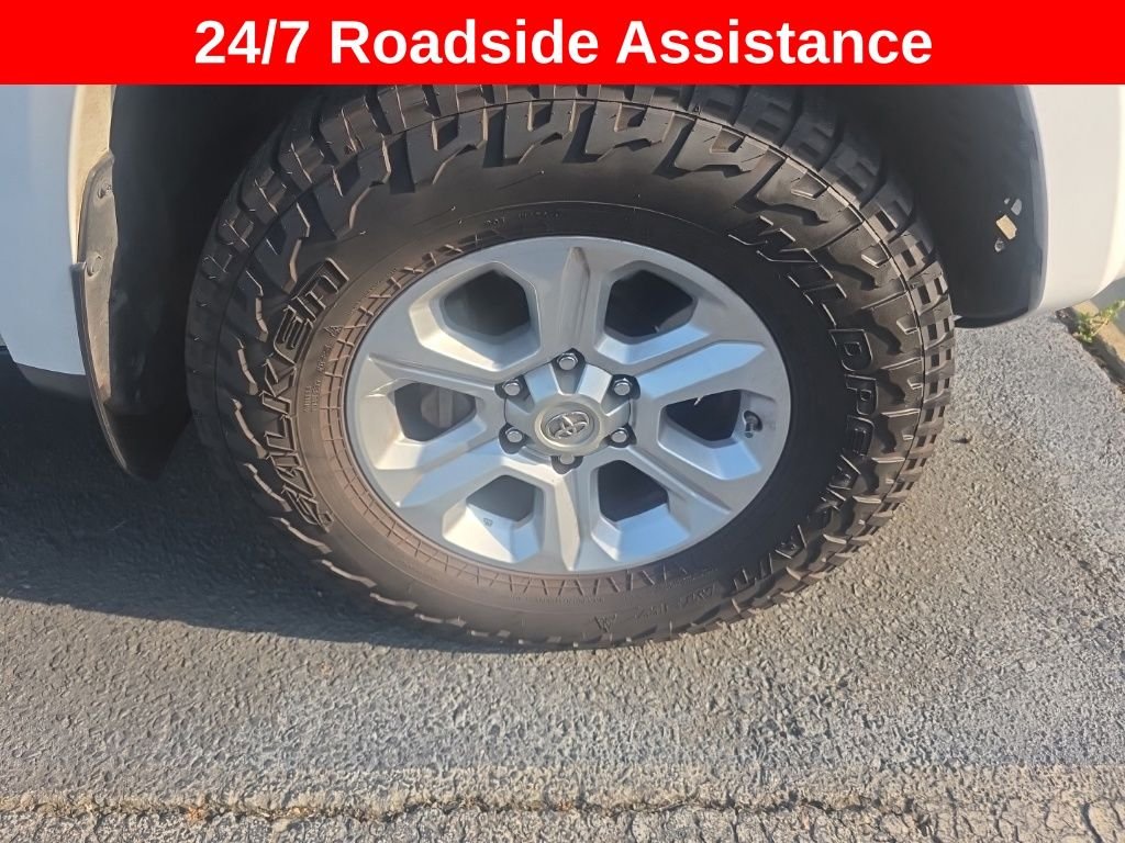 Used 2017 White Toyota SR5 image 5