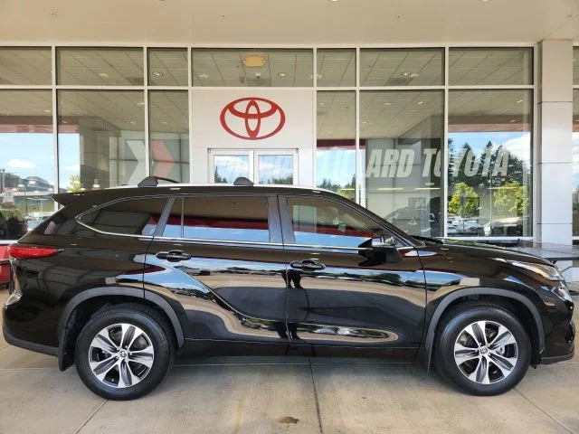 Used 2023 Black Toyota XLE image 3