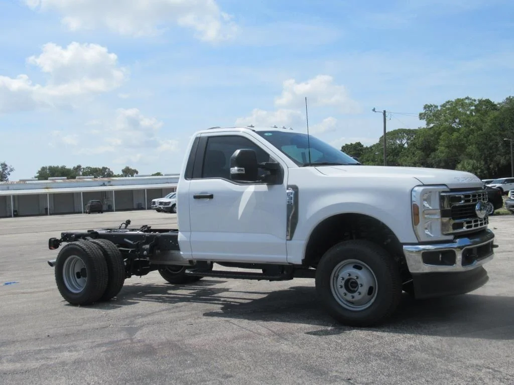 2024 Ford F-350 Super Duty Chassis Cab XL - Photo 2