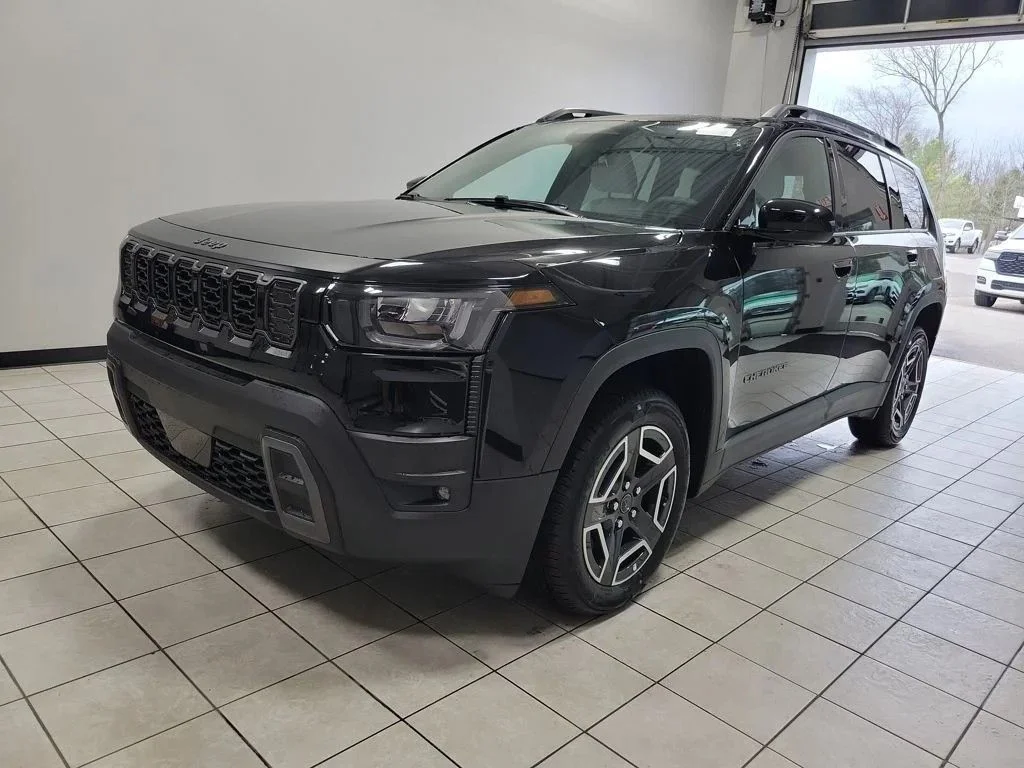 New 2026 Diamond Black Crystal Pearlcoat Jeep Laredo image 3