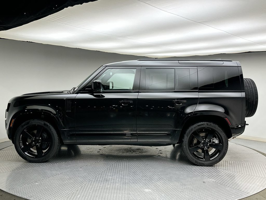 New 2026 Santorini Black Metallic Land Rover X-Dynamic SE image 2