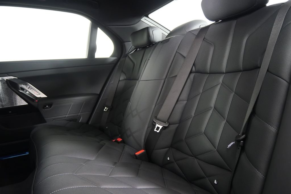 2026 BMW 7 Series 750e - Photo 17