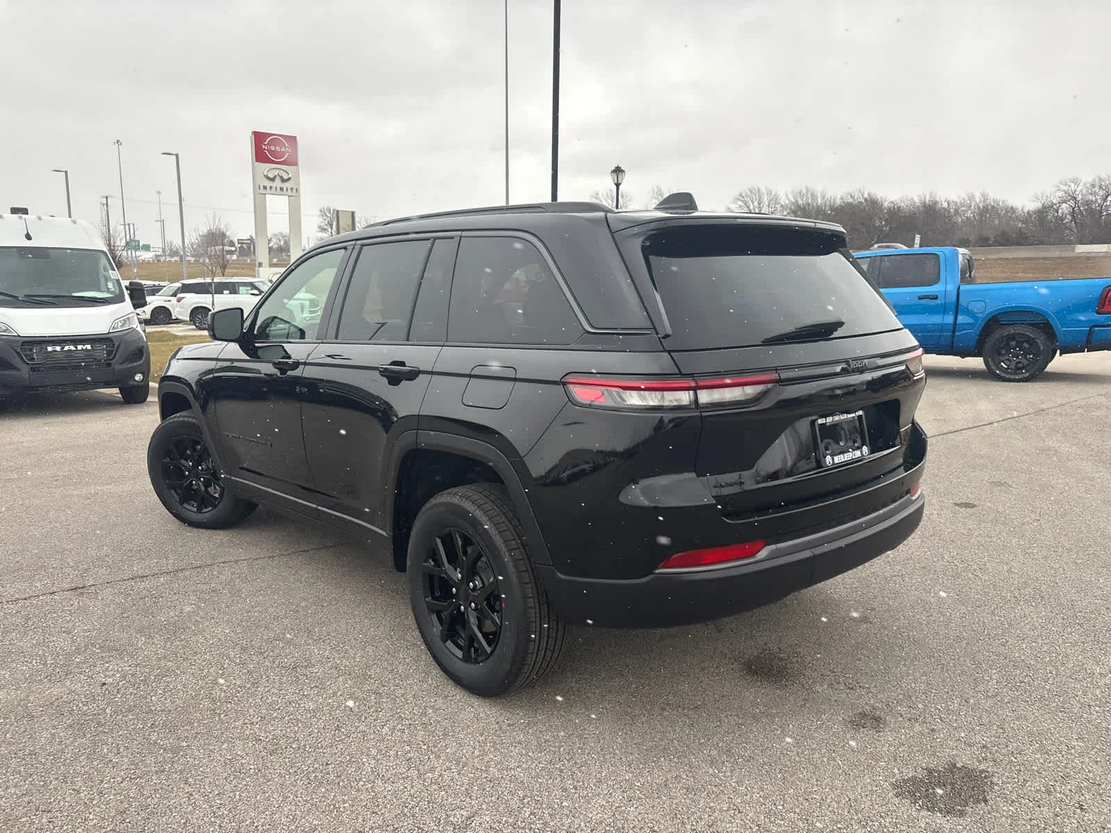 New 2026 Diamond Black Crystal Pearlcoat Jeep Laredo Altitude image 7