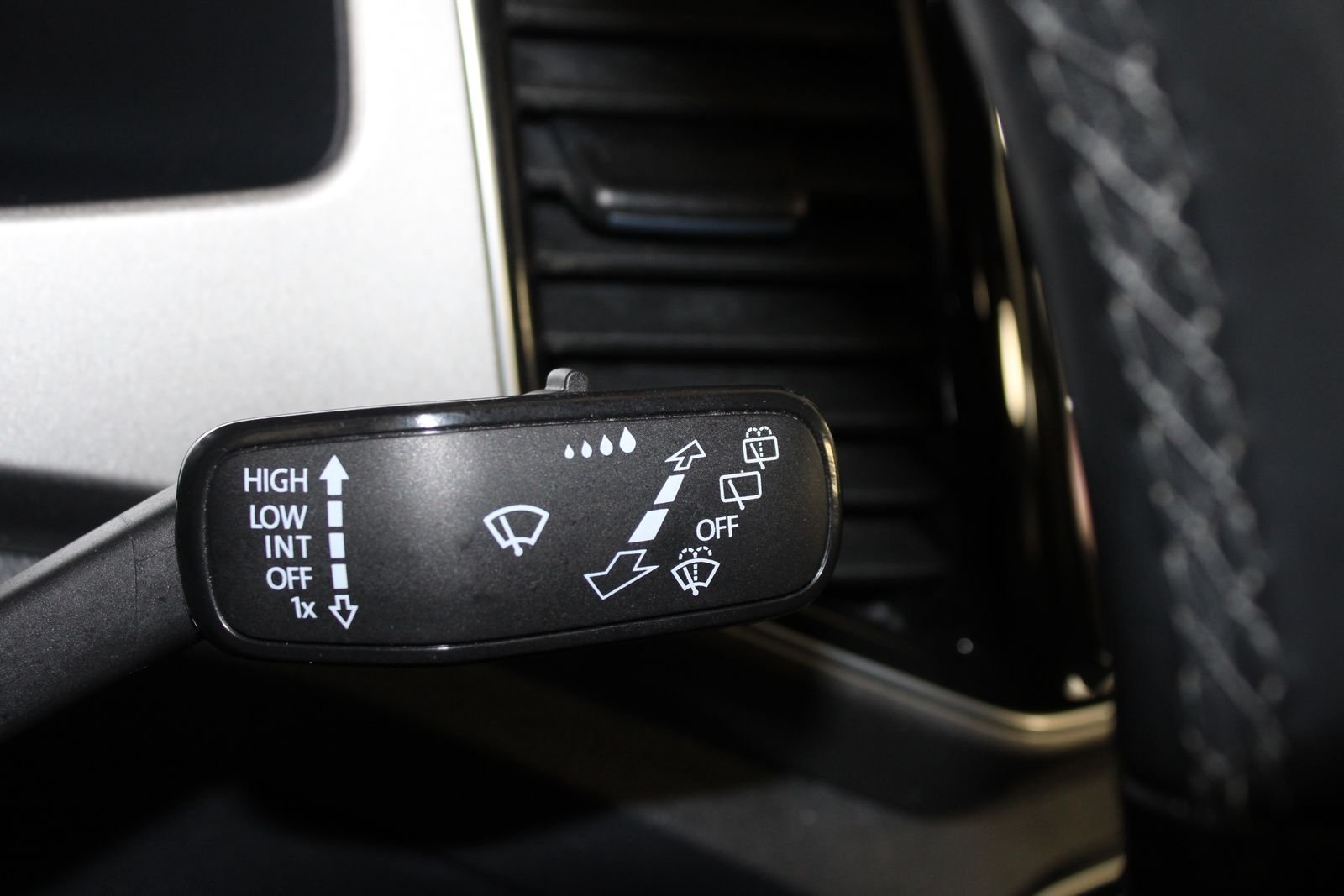 Used 2019 Blue Volkswagen SEL Premium image 26