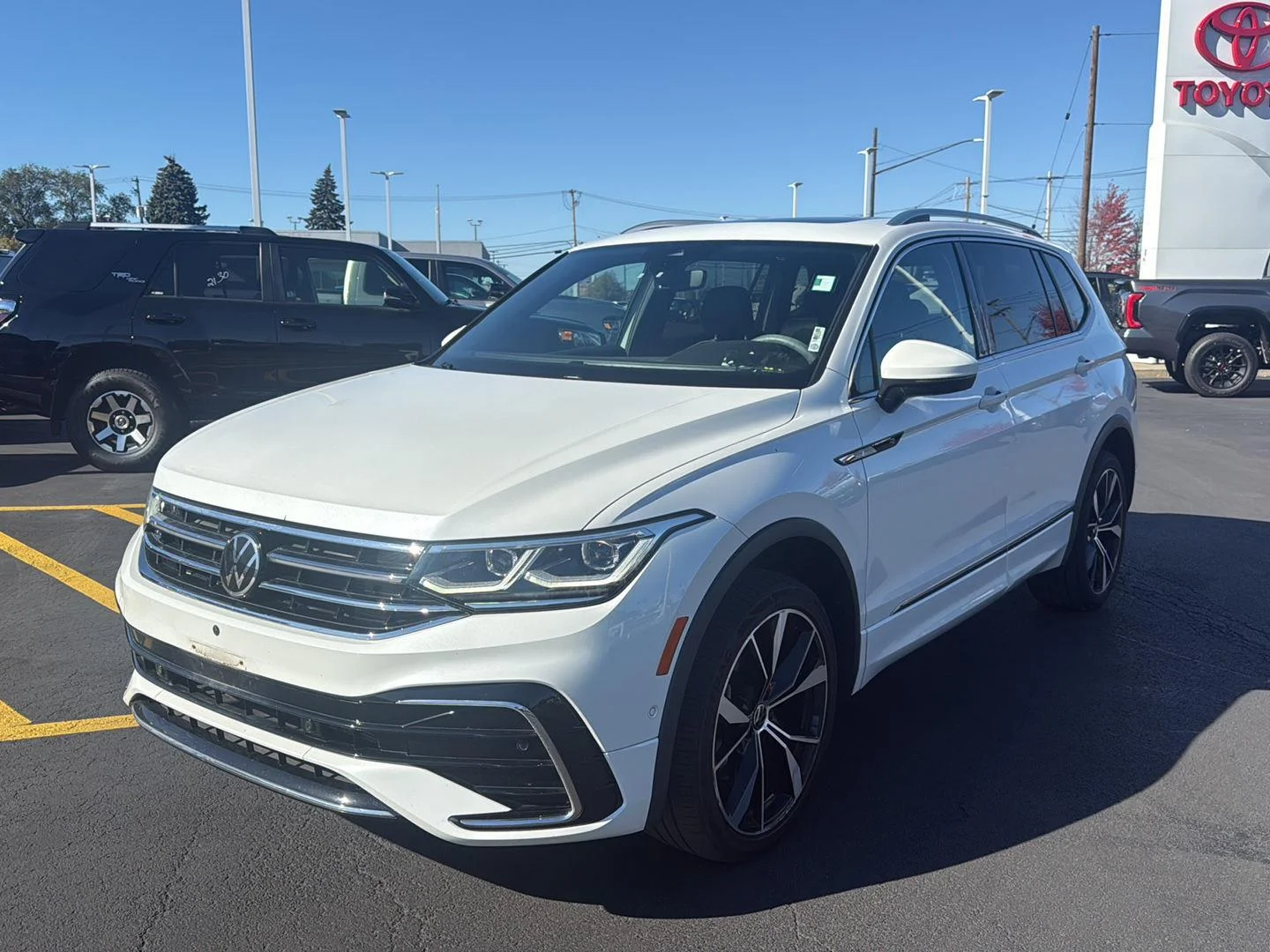 Used 2022 Oryx White Pearl Volkswagen SEL R-Line image 7