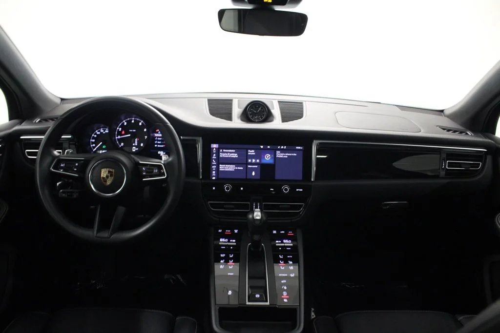 Used 2025  Porsche  image 31