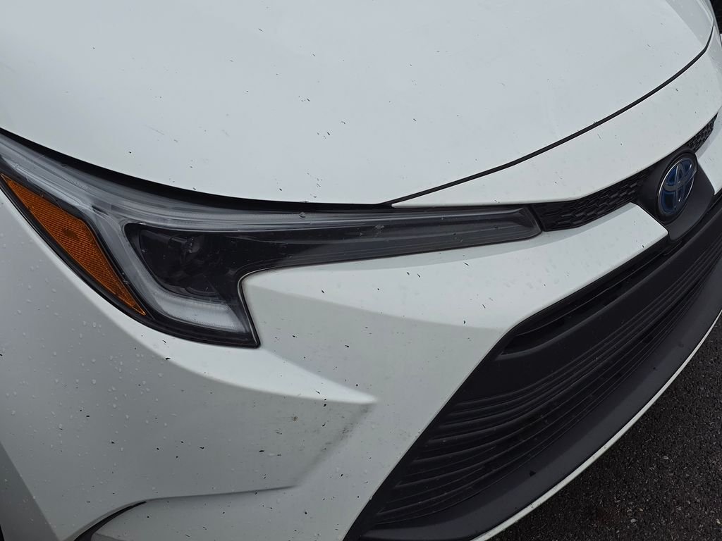 Used 2025 White Toyota LE image 13