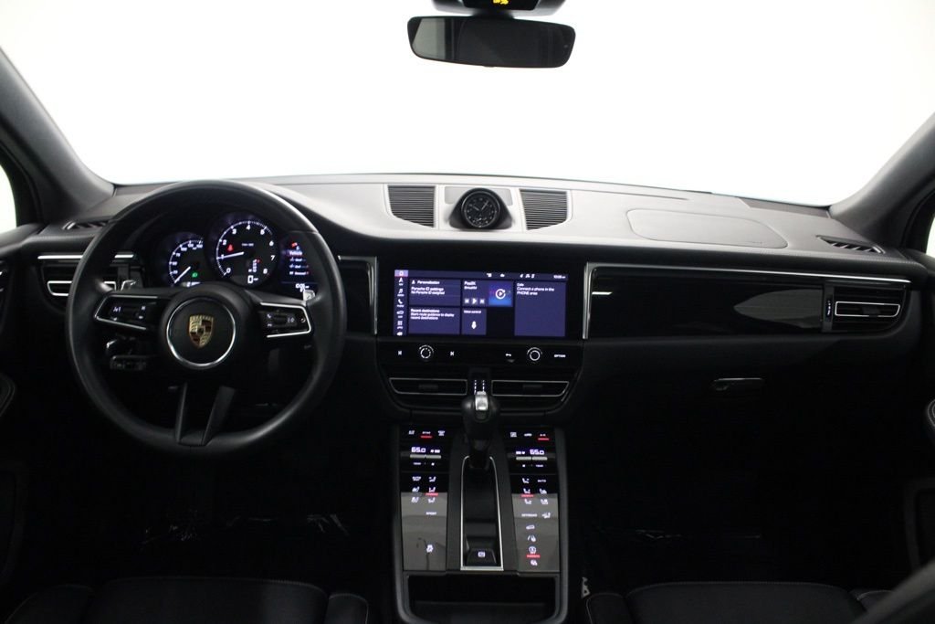Used 2025  Porsche  image 31