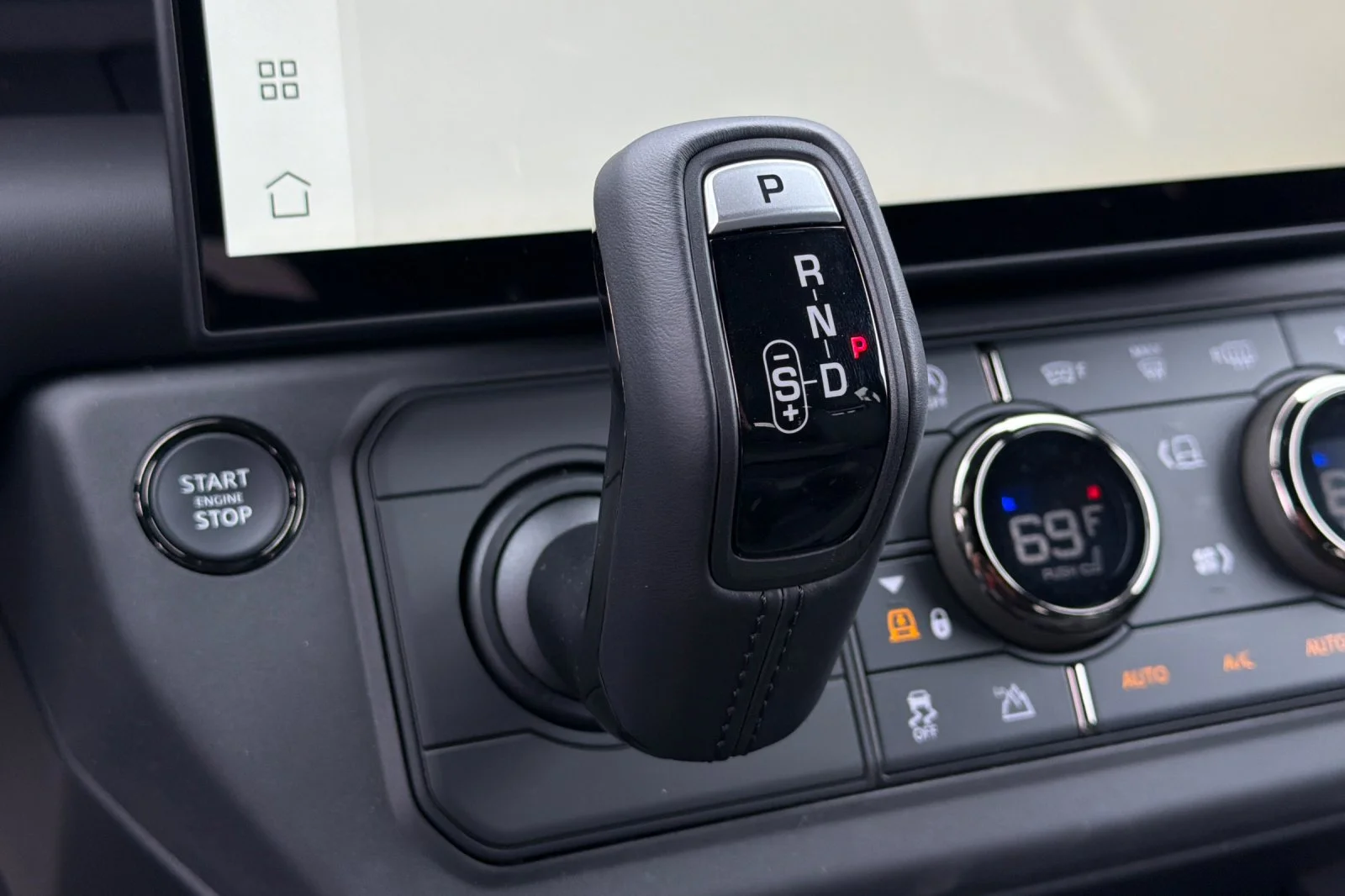 2026 Land Rover Defender OCTA Black - Photo 22