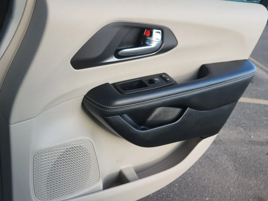Used 2024 Silver Chrysler Touring L image 13