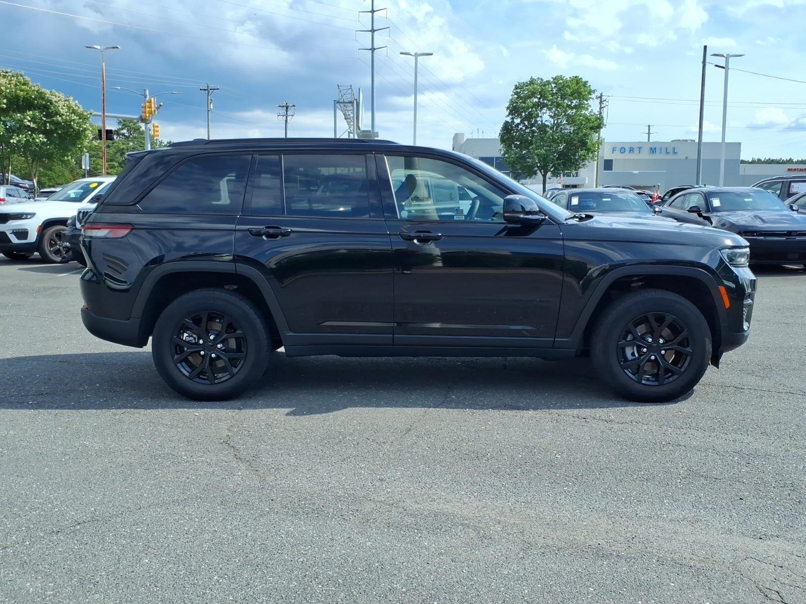 Used 2025 Diamond Black Crystal Pearlcoat Jeep Altitude image 8