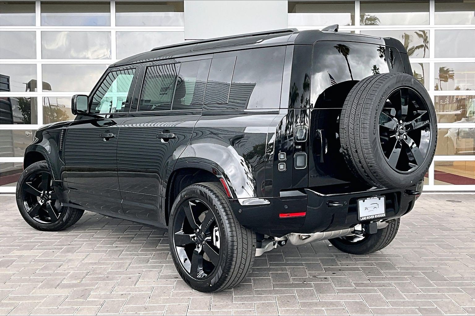 New 2026 Santorini Black Land Rover X-Dynamic SE image 3