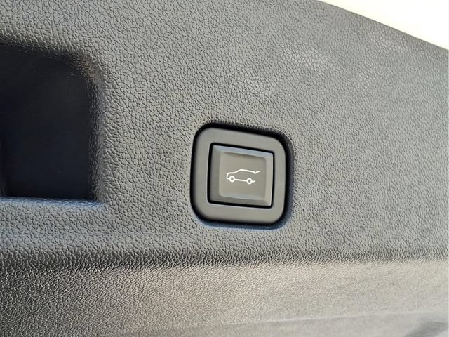 Used 2025 Summit White Buick Preferred image 29