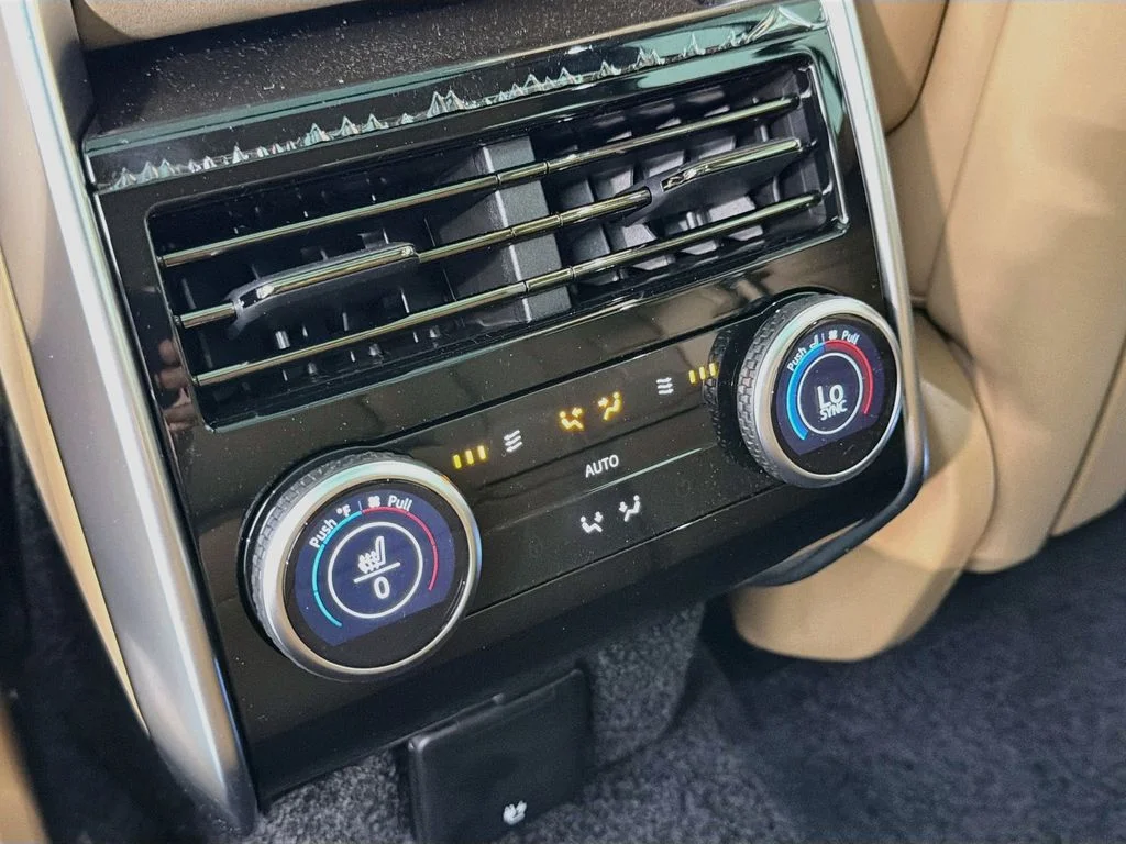 New 2026 Fuji White Land Rover SE PHEV image 27