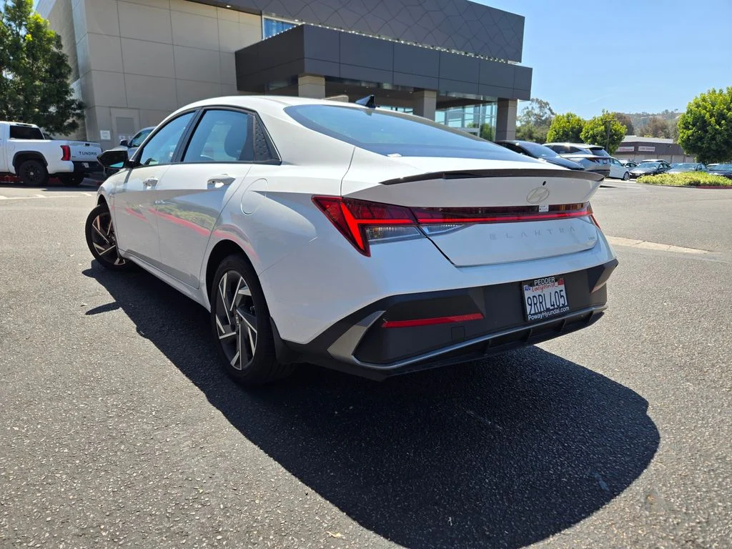 Used 2025 White Hyundai SEL Sport image 5