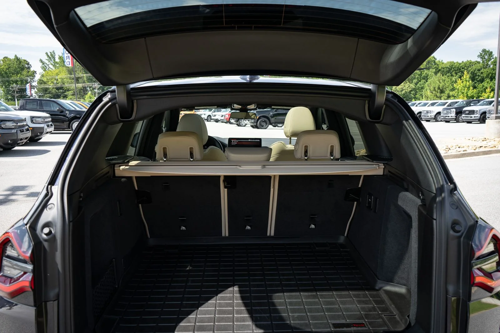 Used 2022 Black BMW xDrive30i image 9