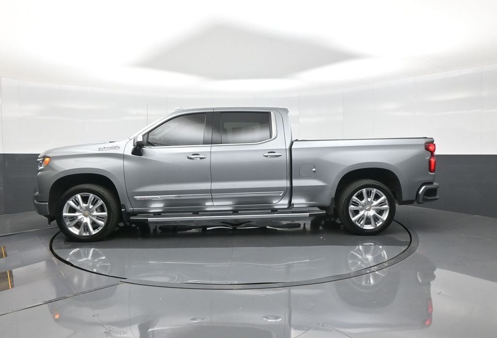 Used 2025 Gray Chevrolet High Country image 4