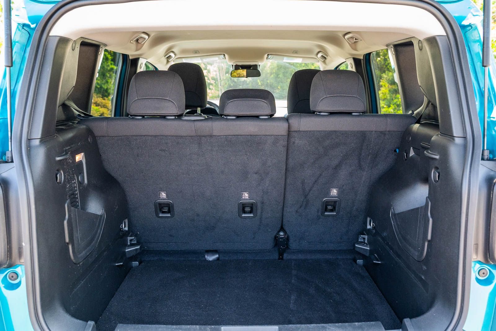 Used 2022 Teal Jeep Latitude image 15