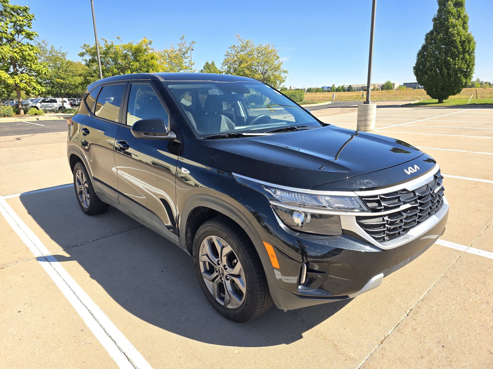 Used 2024 Fusion Black Kia LX image 7