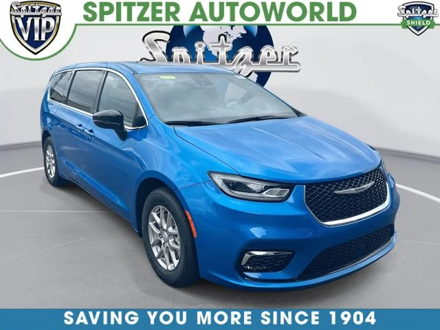 2026 Chrysler Pacifica Select's photo