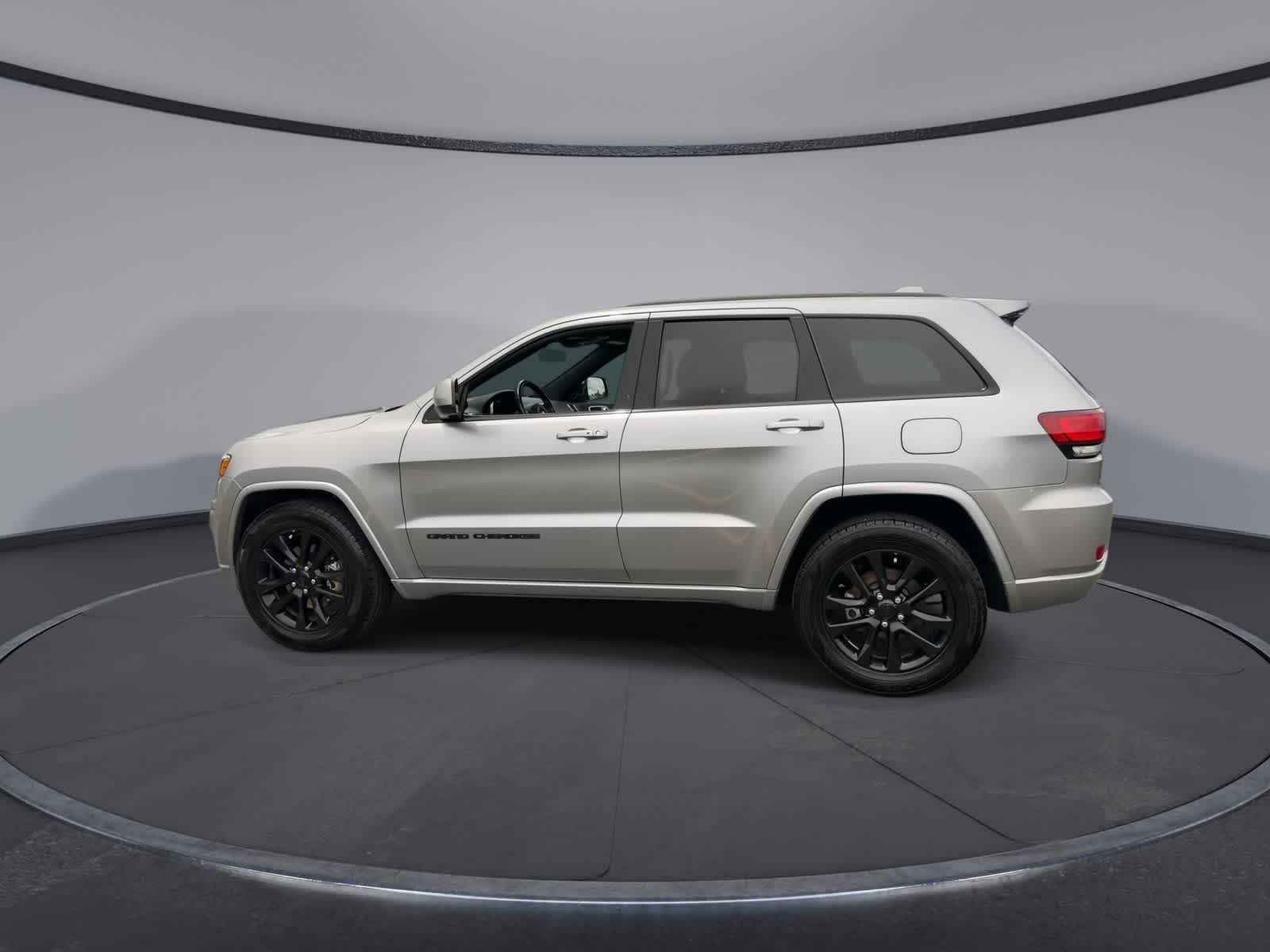 Used 2021 Billet Silver Metallic Clearcoat Jeep Laredo X image 5