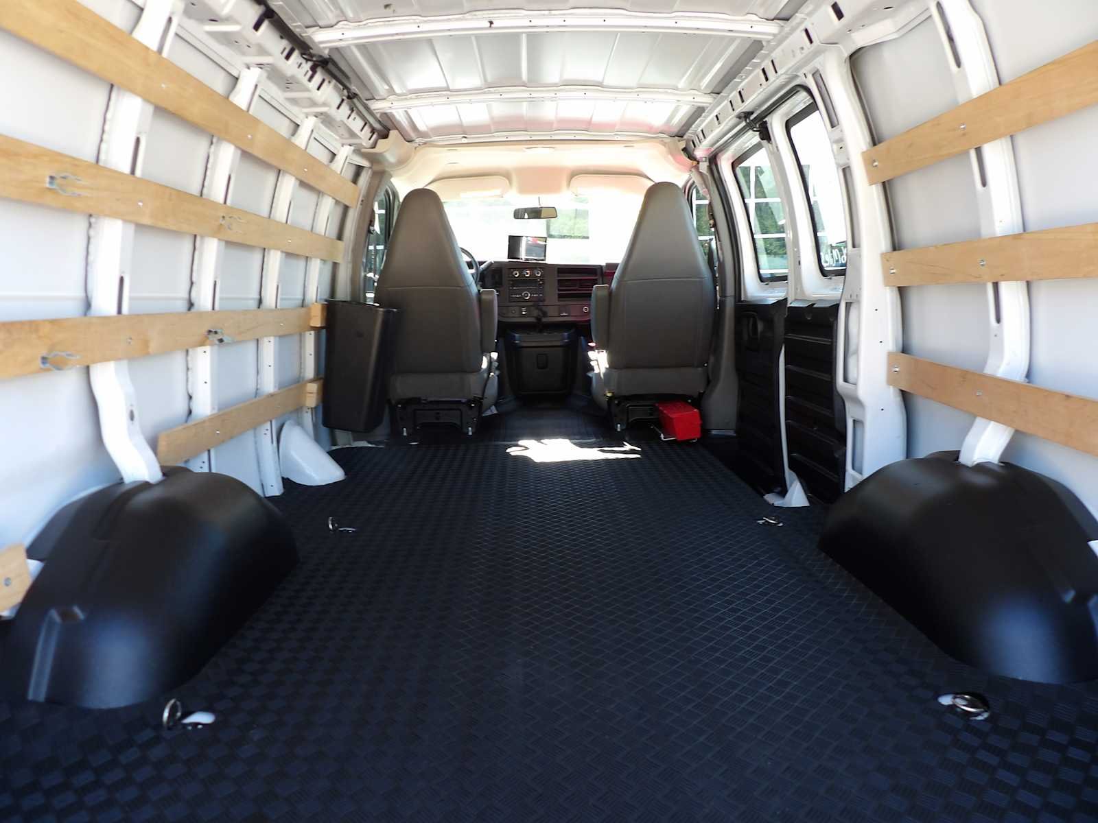 2023 GMC Savana Cargo Work Van - Photo 10