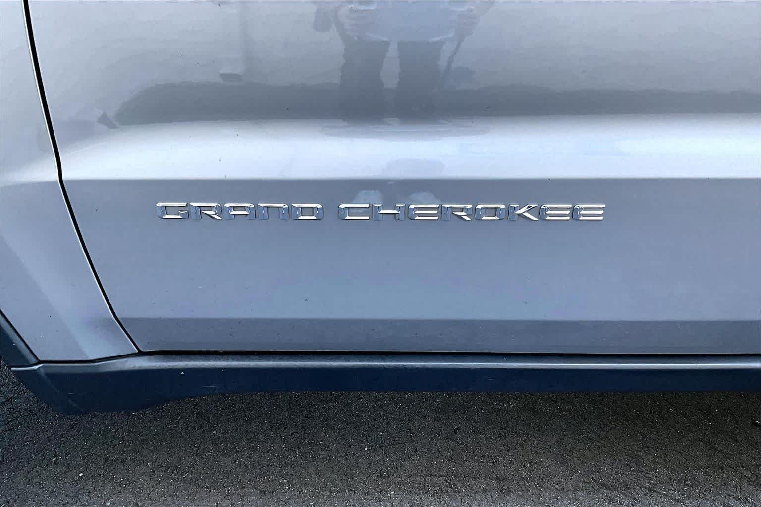 Used 2015 Billet Silver Metallic Clearcoat Jeep Laredo image 29
