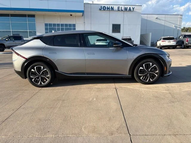 Used 2023 Steel Gray Kia Wind image 4
