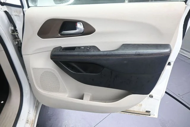 Used 2018 White Chrysler Touring Plus image 13