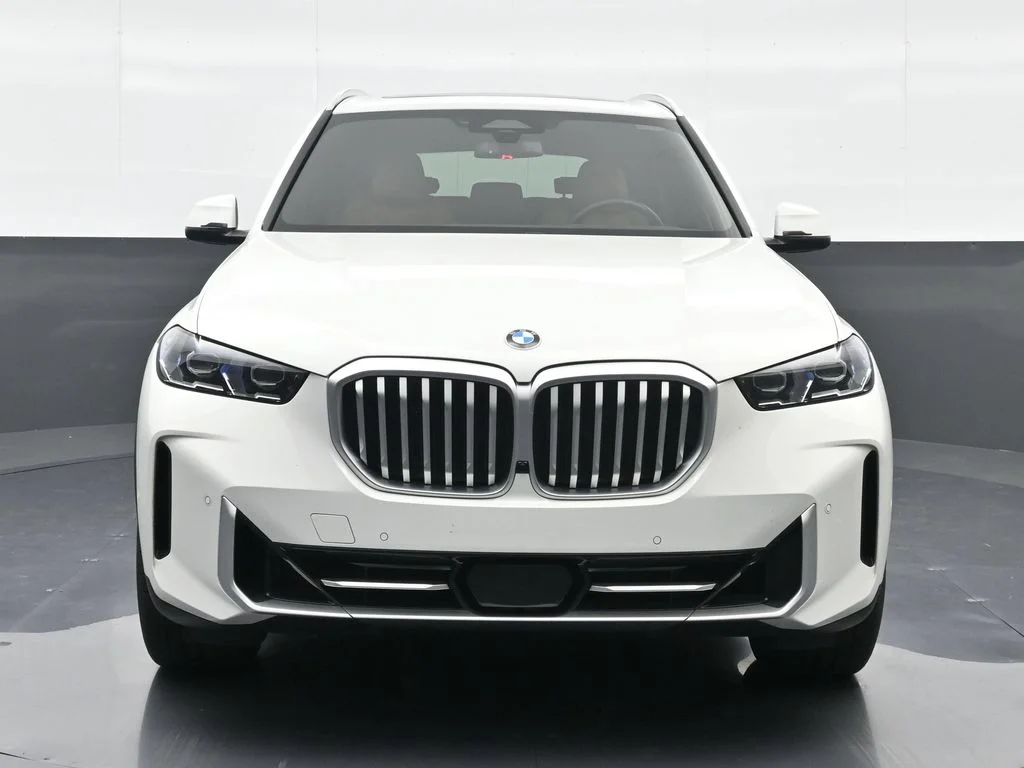Used 2025 Alpine White BMW sDrive40i image 6