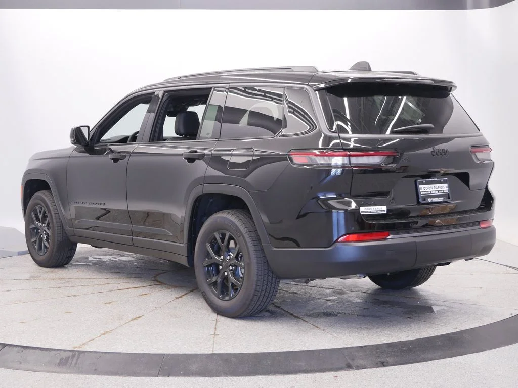 New 2026 Diamond Black Crystal Pearl-Coat Exterior Paint Jeep Altitude image 3