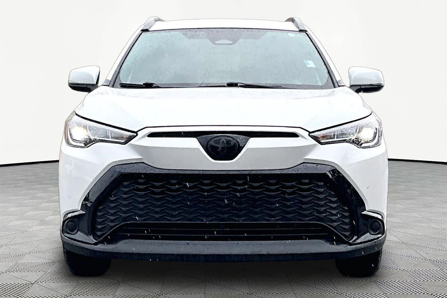 Used 2024 Wind Chill Pearl Toyota Hybrid SE image 4