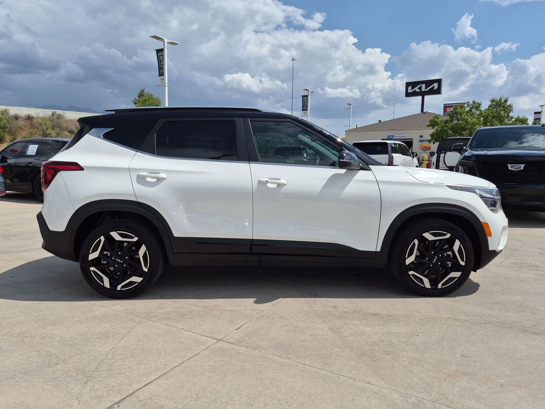 Used 2024 Clear White/Black Roof Kia SX image 6