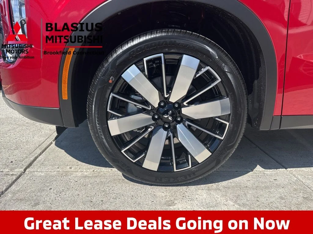 New 2026 Red Mitsubishi SE image 2