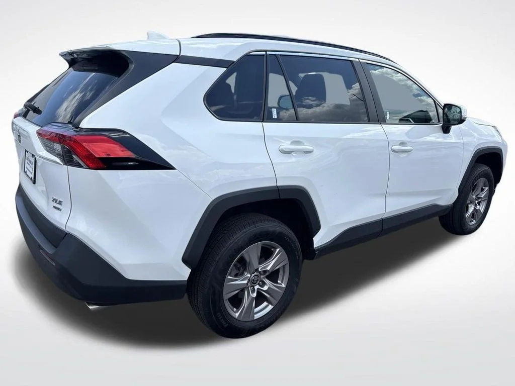 Used 2022 White Toyota XLE image 28