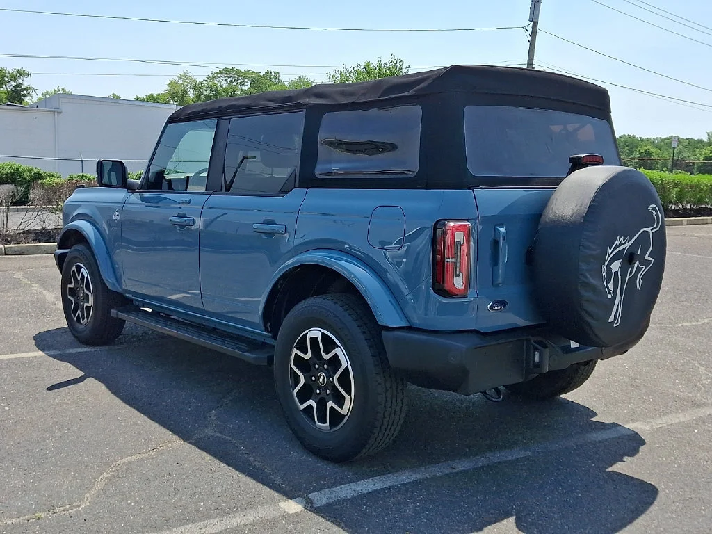 Used 2022 Green Ford Outer Banks image 8