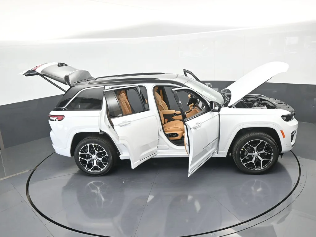 New 2025 Bright White Clear-Coat Exterior Paint Jeep Summit Reserve image 74