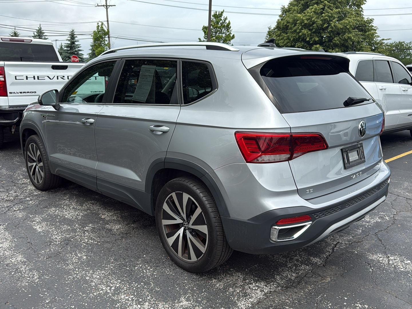 Used 2022 Pyrite Silver Metallic Volkswagen SE image 3