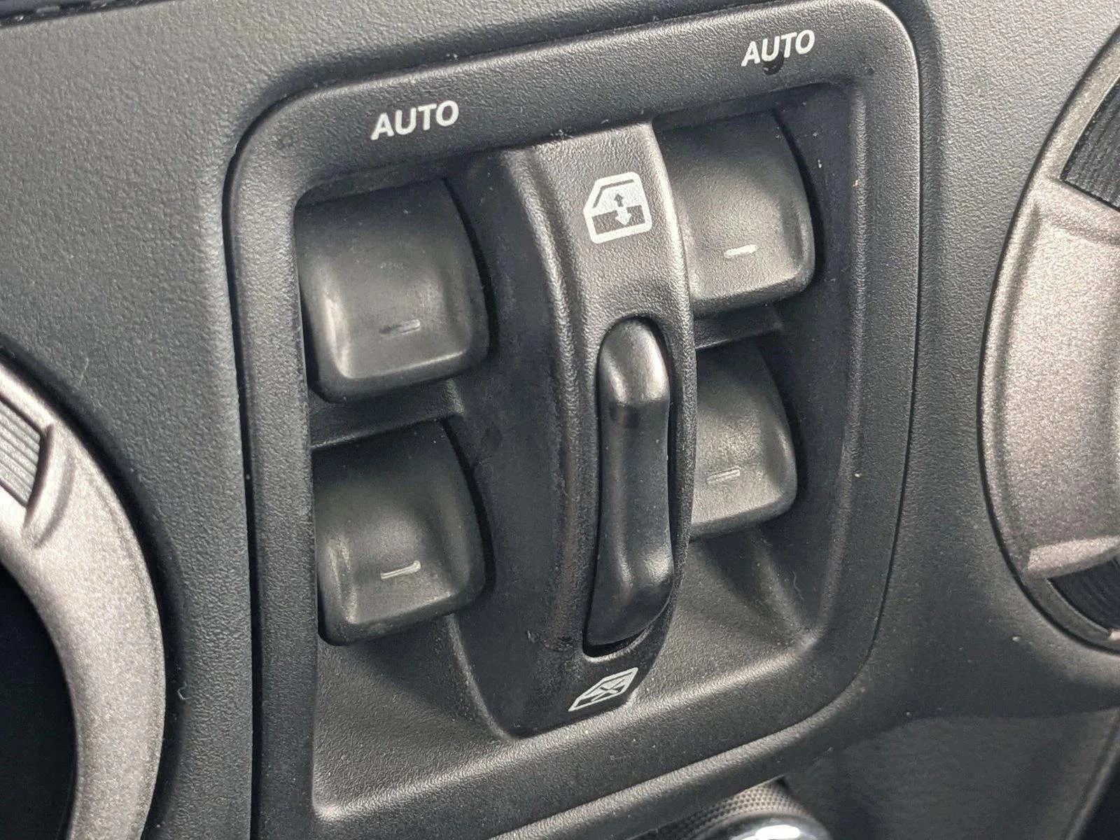 Used 2017 Hypergreen Clearcoat Jeep Sport image 14