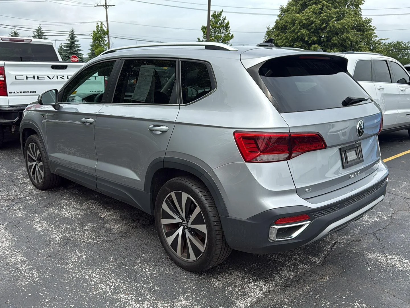Used 2022 Pyrite Silver Metallic Volkswagen SE image 3