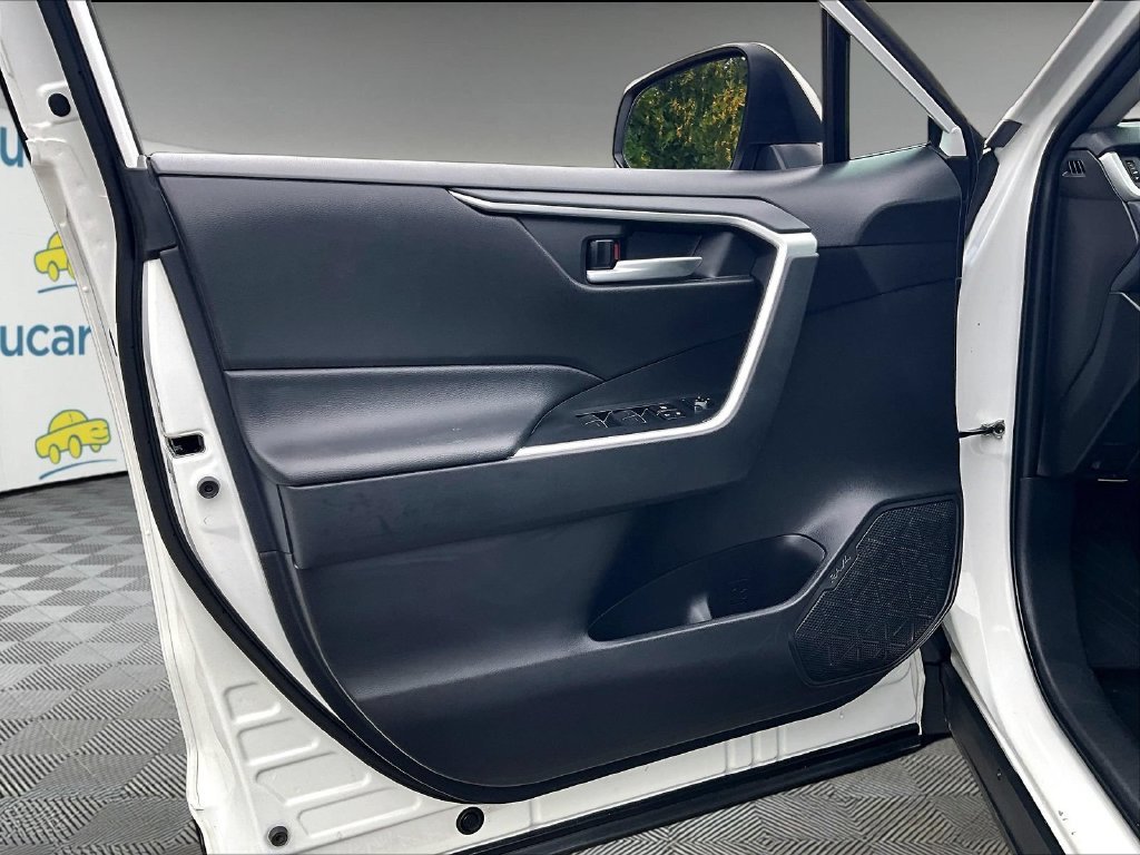 Used 2025 White Toyota XLE image 9