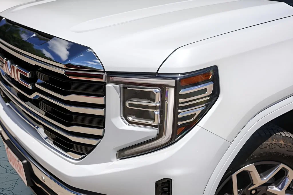 Used 2026 Glacier White Tricoat GMC SLT image 3