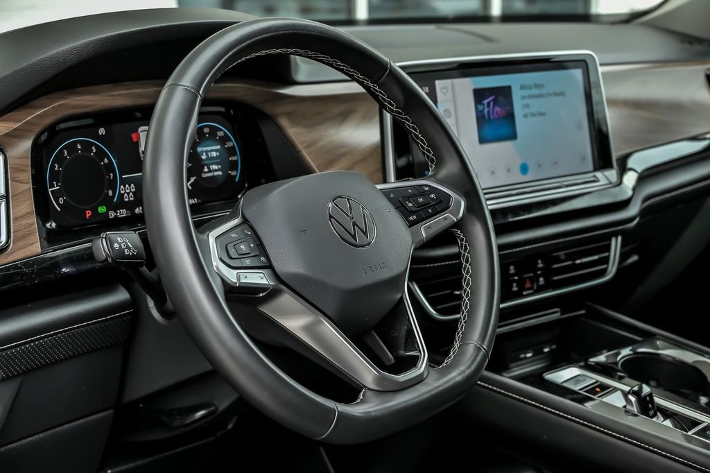 Used 2024  Volkswagen 2.0T SE w/Technology image 19