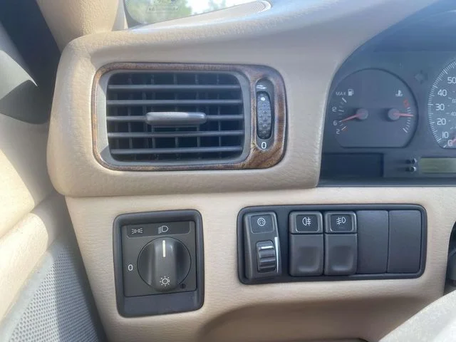 Used 1999 White Volvo Base image 20