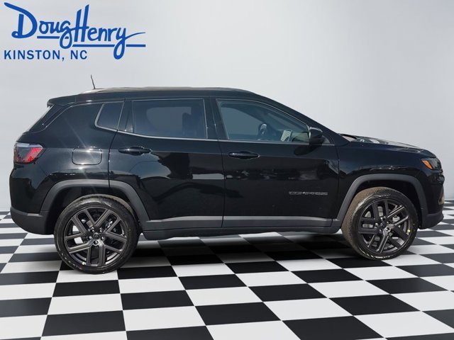 New 2026 Diamond Black Crystal Pearlcoat Jeep Latitude Altitude image 6